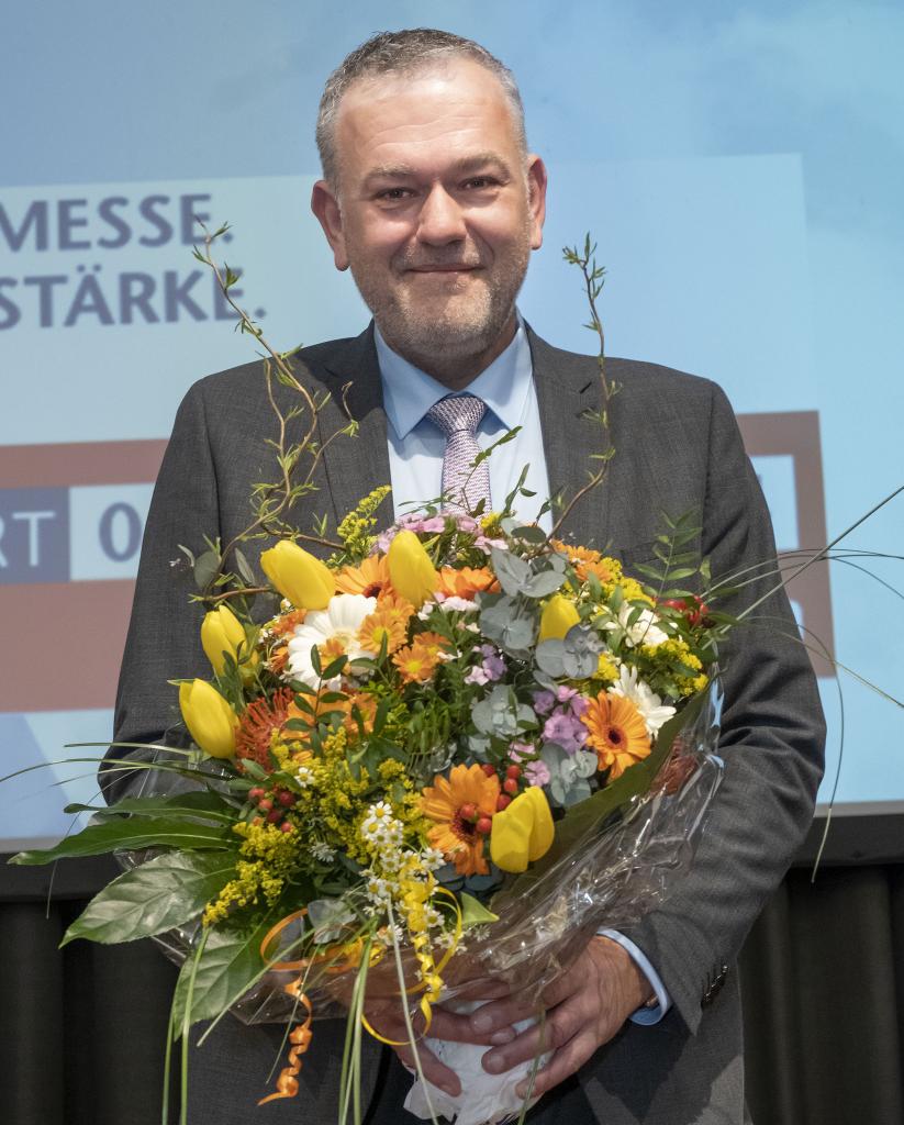 Präsident Dirk Bollwerk und Vizepräsident Michael Zimmermann im Amt bestätigtBonn/Köln, 24. März 2023. Gleich zwei Wahlen standen für den Zentralverband des Deutschen Dachdeckerhandwerks (ZVDH) an: Sowohl Präsident Dirk Bollwerk als auch Vizepräsident Michael Zimmermann standen zur Wiederwahl an. Beide konnten sich über ein außerordentlich erfolgreiches Wahlergebnis freuen und wurden mit großer Mehrheit im Amt bestätigt. Bollwerk und Zimmermann sind nun wieder für drei Jahre im Amt. Die Wahl fand auf der Delegiertenversammlung im Rahmen des 5. Deutschen Dachdeckertags in Bonn statt. Statement ZVDH-Präsident Dirk BollwerkDachdecker,- Klempner- und Zimmerermeister Dirk Bollwerk führt seit 1993 einen eigenen Dachdeckerbetrieb im niederrheinischen Rees-Haldern. 1994 qualifizierte er sich weiter zum Betriebswirt im Handwerk. Aktuell freut er sich, dass dem Dachdeckerhandwerk als klimarelevanter Schlüsselberuf eine so wichtige Rolle bei der Umsetzung der Klimawende zukommt. Dazu sieht er allerdings bei der Politik Handlungsbedarf, um für die notwendigen Rahmenbedingungen zu sorgen: „Weniger Bürokratie, mehr für ältere Arbeitnehmer tun, akademische und berufliche Bildung gleichstellen“, fordert der frisch gewählte oberste Vertreter im Dachdeckerhandwerk. „Wir müssen als Beruf noch attraktiver werden.“ Auch wünscht sich Bollwerk mehr Frauen im Handwerk und freut sich daher über die deutliche Zunahme bei den weiblichen Azubis in diesem Jahr. Statement ZVDH-Vizepräsident Michael ZimmermannDachdeckermeister Michael Zimmermann führt mit seinem Sohn einen Dachdeckerbetrieb in Ockenheim. Das 20-köpfige Team der Firma Zimmermann blickt auf eine Firmengeschichte von über 30 Jahren zurück. „Ich freue mich sehr über die Wiederwahl und bedanke mich für das mir entgegengebrachte Vertrauen. Das Dachdeckerhandwerk wird immer komplexer. Eine wichtige Aufgabe sehe ich darin, unseren Betrieben Sicherheit beim Einsatz neuer Produkte zu geben.“ Das technische Fachregelwerk moderner zu gestalten und schneller Anpassungen vornehmen zu können, sei ihm daher ein wichtiges Anliegen. „Die allgemein anerkannten Regeln der Fachtechnik sind ein großartiges Pfund, mit dem wir punkten können. Nun müssen wir auch zeigen, dass wir mit den aktuellen Innovationen mithalten können.“Pressemeldung des ZVDH, Köln